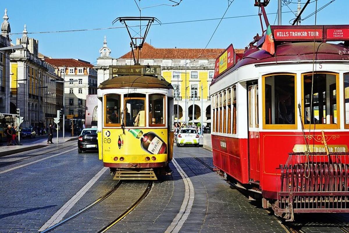 rumeno-rdeč tramvaj na mestni ulici