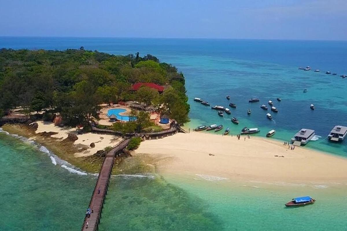 sebuah pulau dengan sekumpulan bot di dalam air