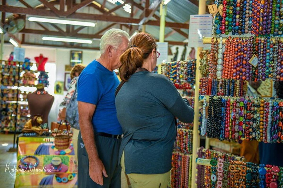 un uomo e una donna guardano un espositore in un negozio