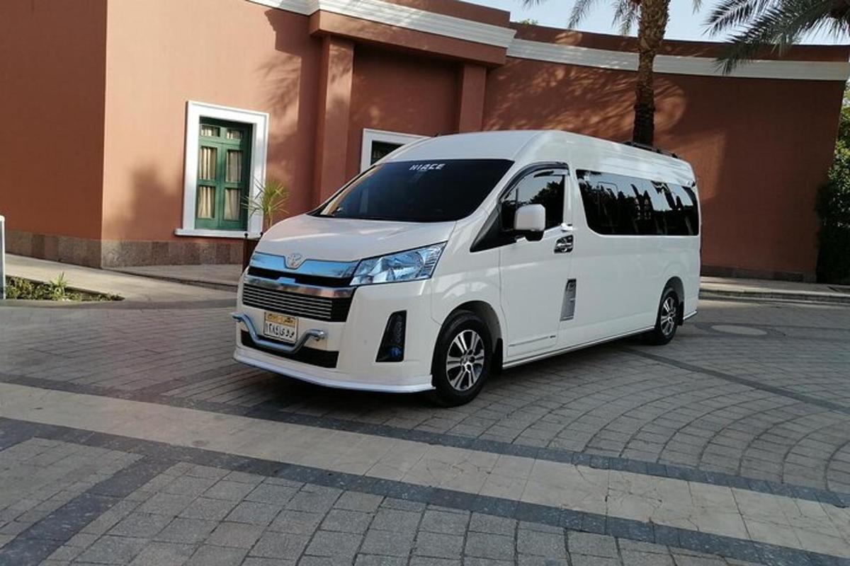 o dubă albă parcată în fața unei clădiri