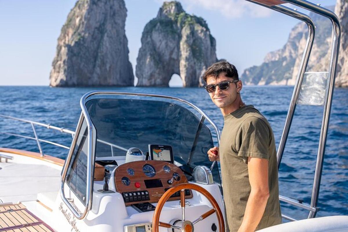 un home dret en un vaixell a l'oceà