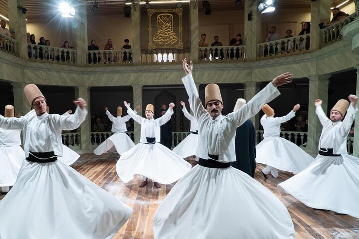 un grupo de personas bailando en una pista de baile