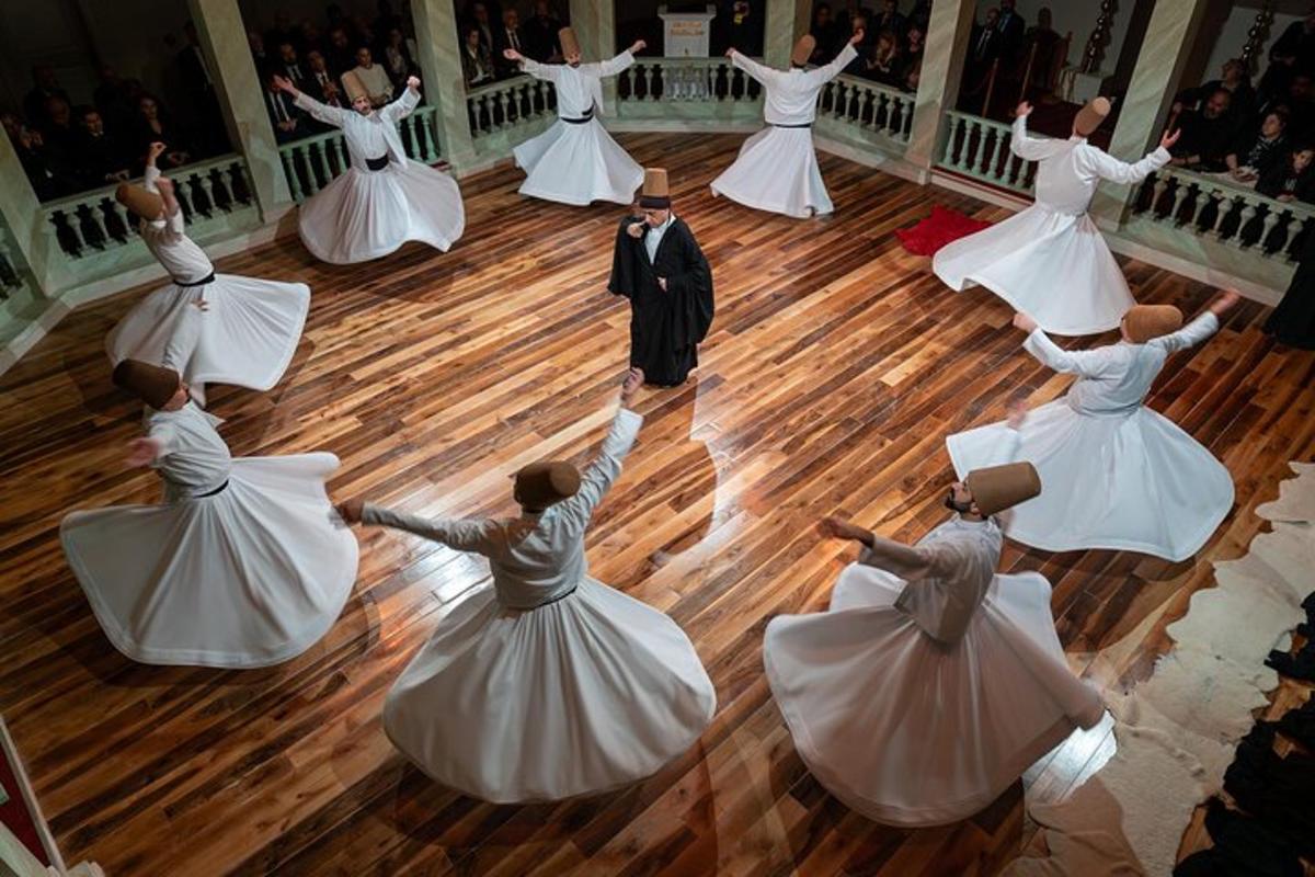 un grupo de personas bailando en una pista de baile