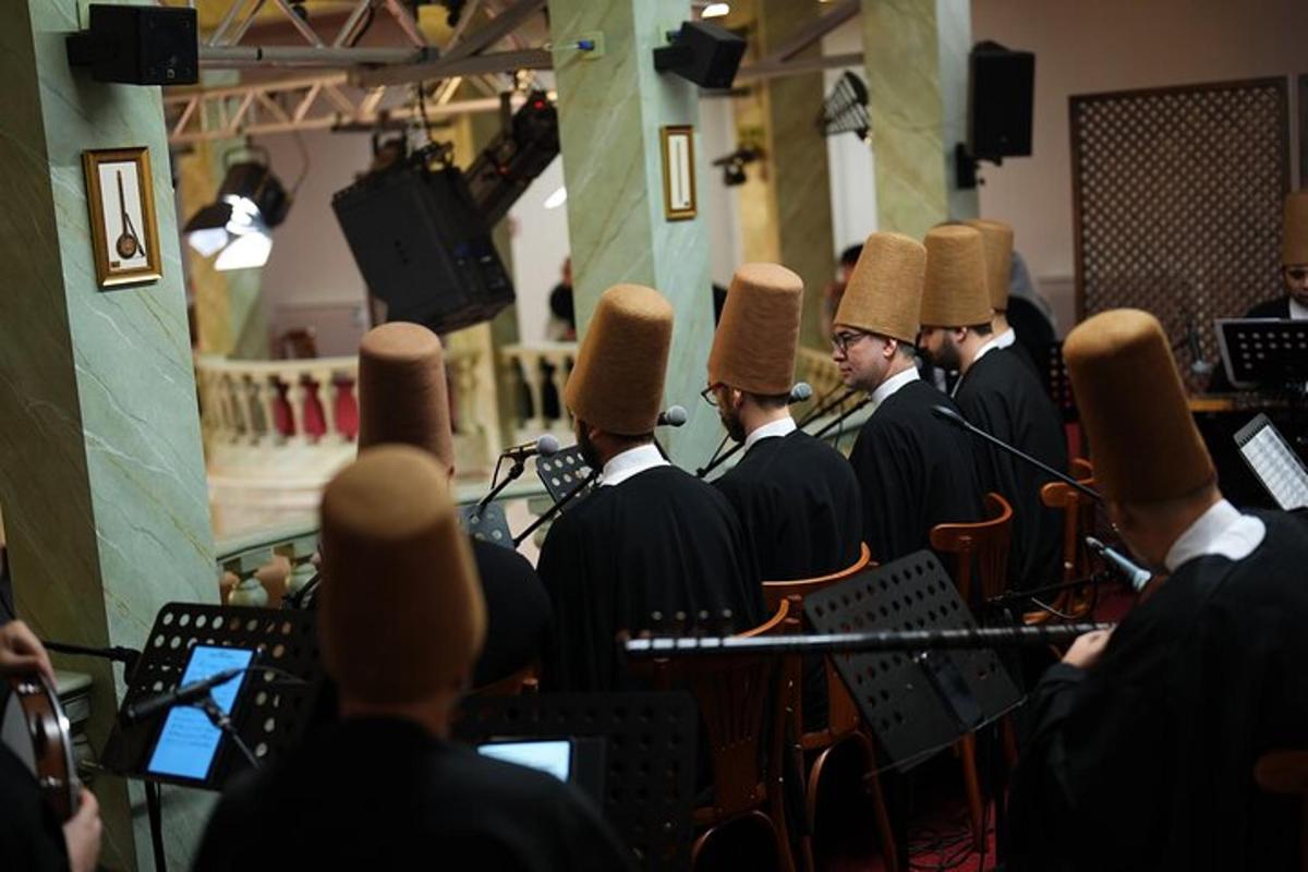 un gruppo di uomini con cappelli seduti in una stanza