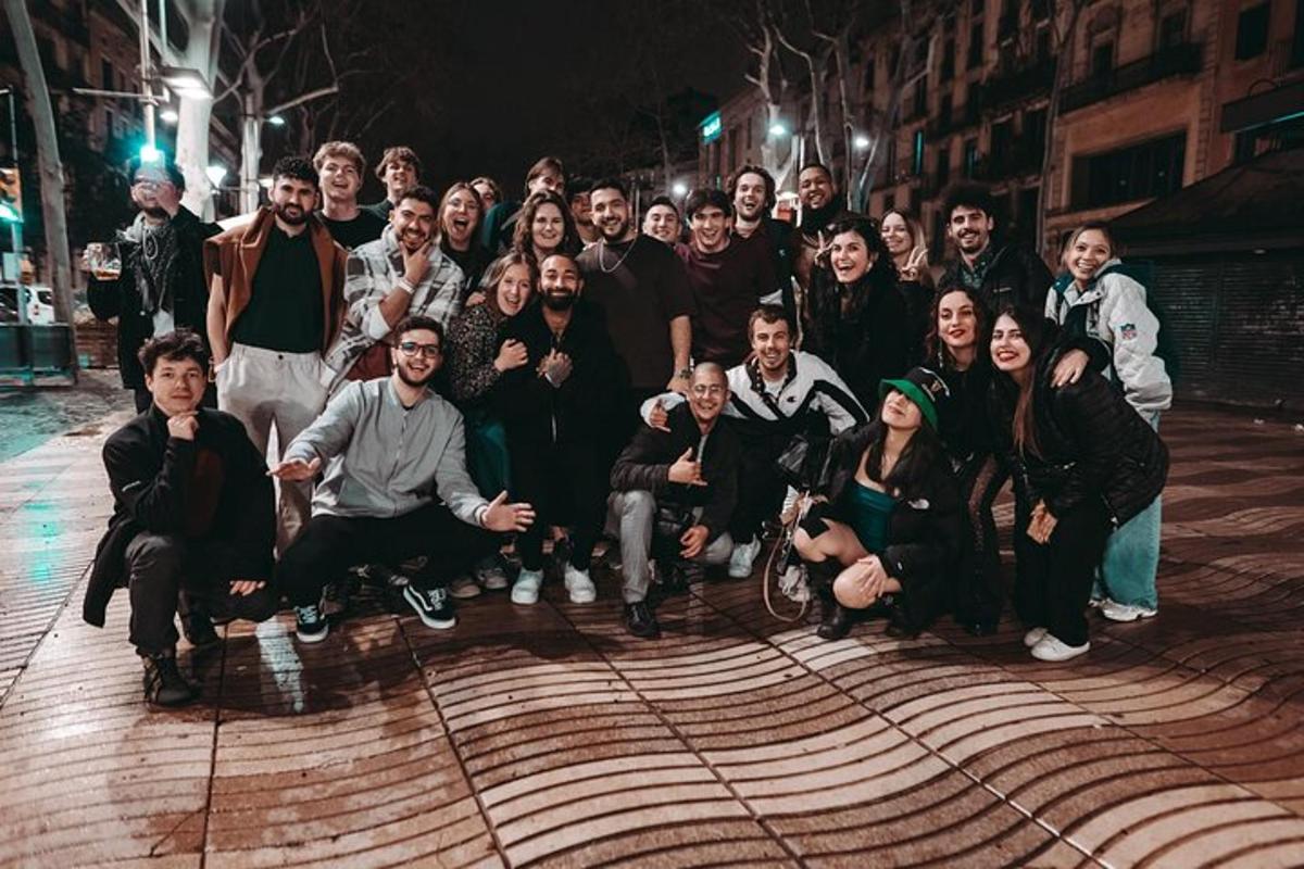 skupina lidí pózujících pro fotografii na ulici
