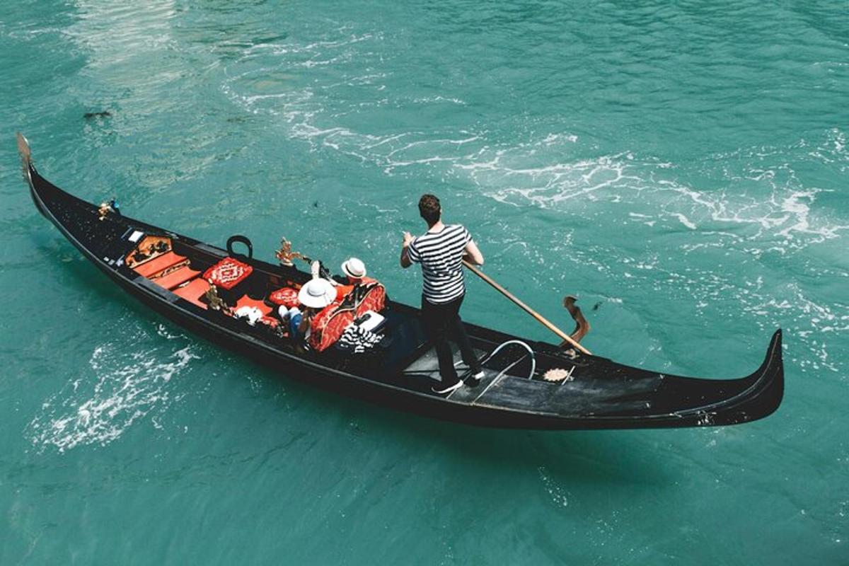 sekumpulan orang dalam sampan di dalam air