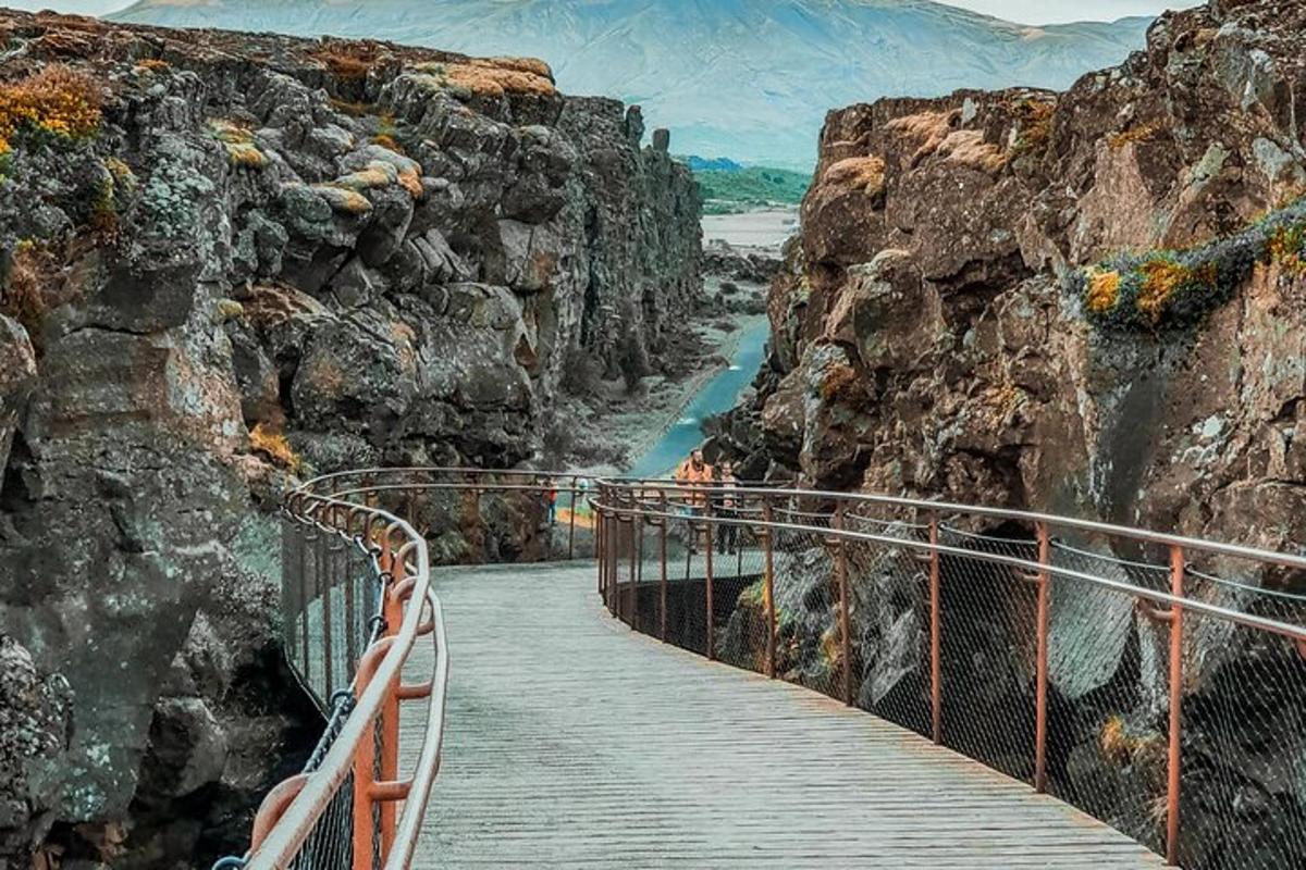 un puente de madera sobre un río en un acantilado