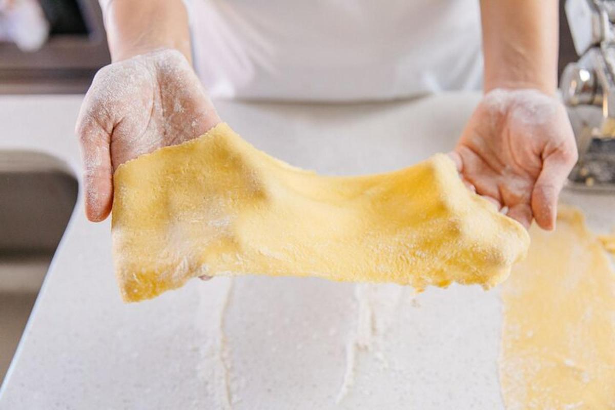 una persona sostiene un trozo de masa