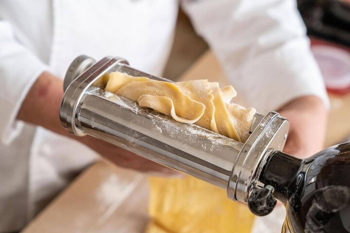 uma pessoa está segurando um objeto de metal com comida