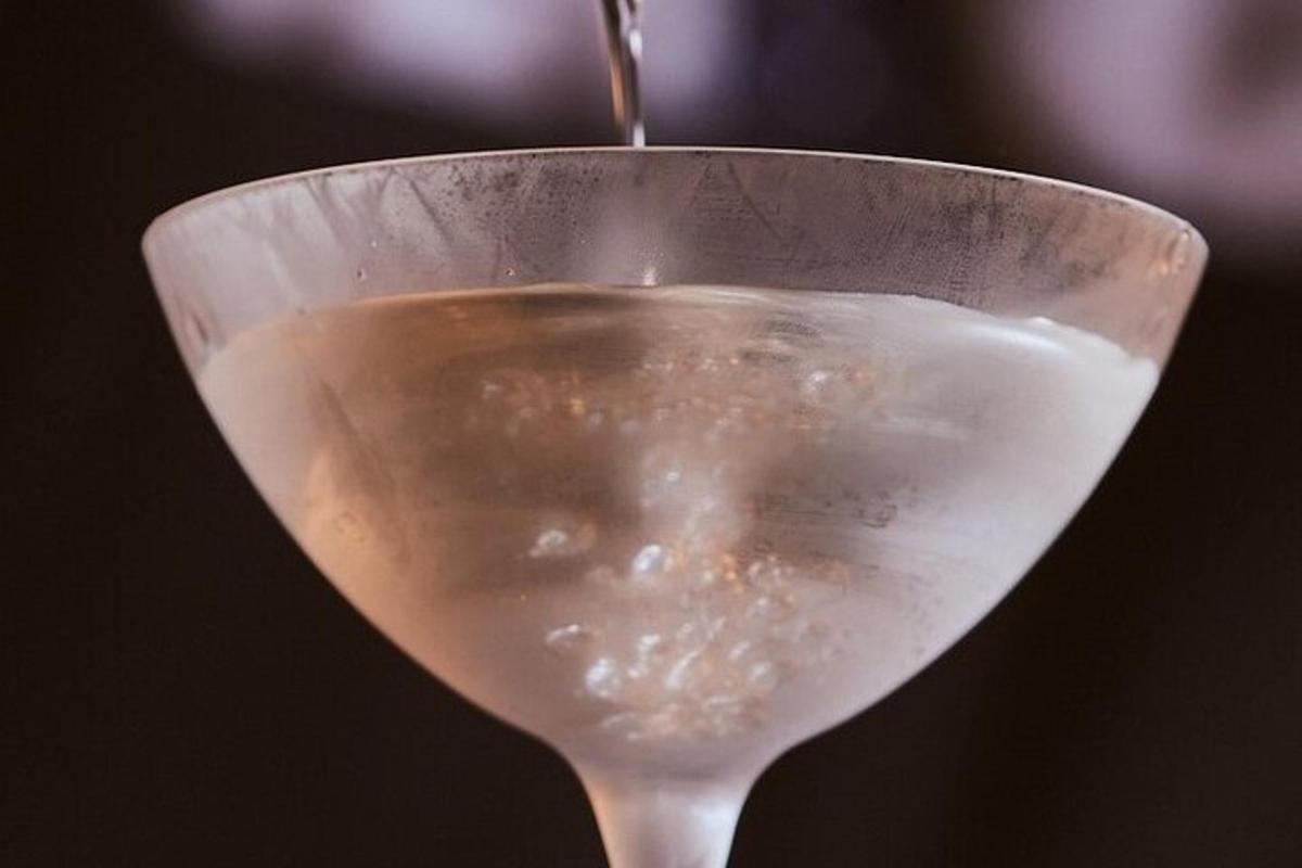 s'està servint una beguda en una copa de martini