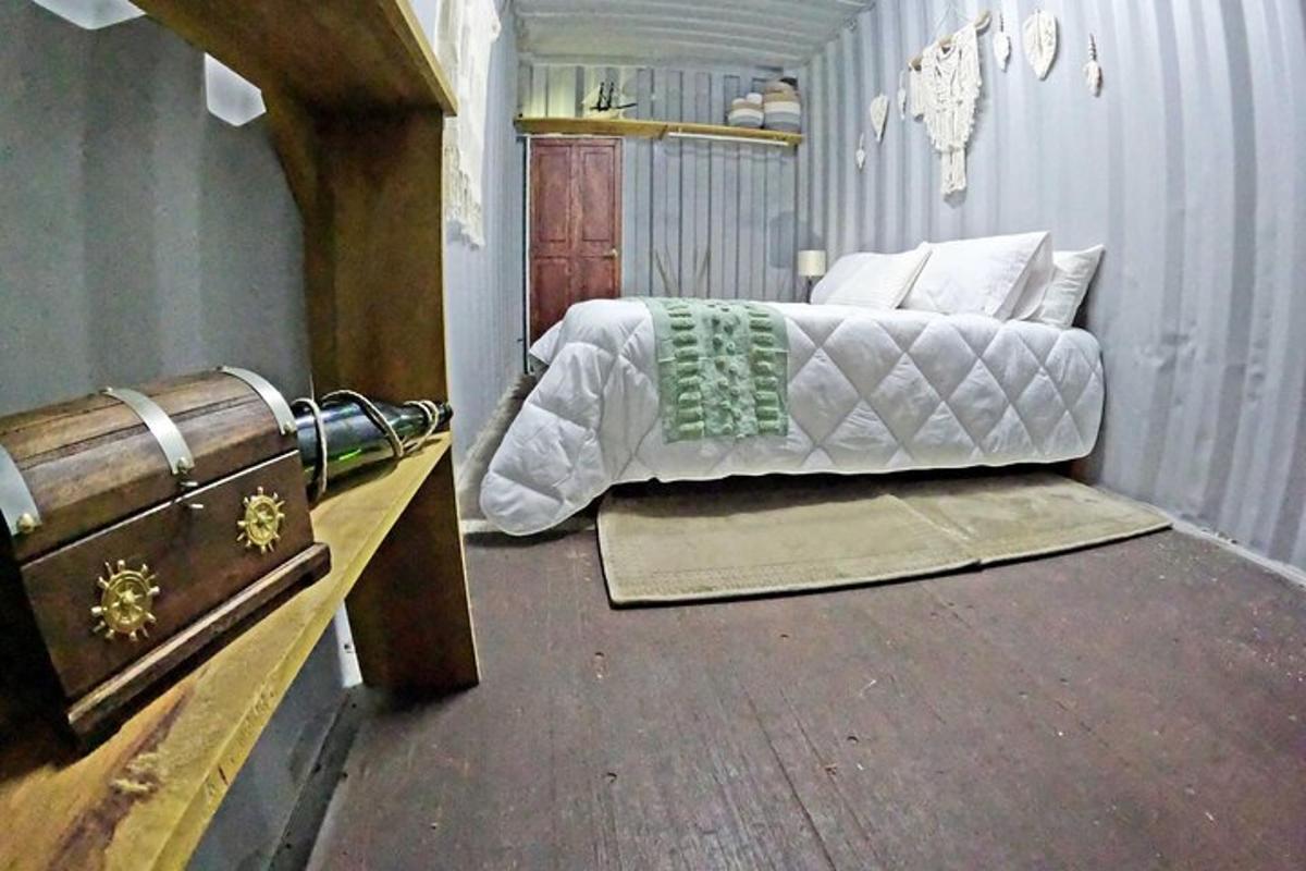 ložnice s postelí a dřevěným stolem