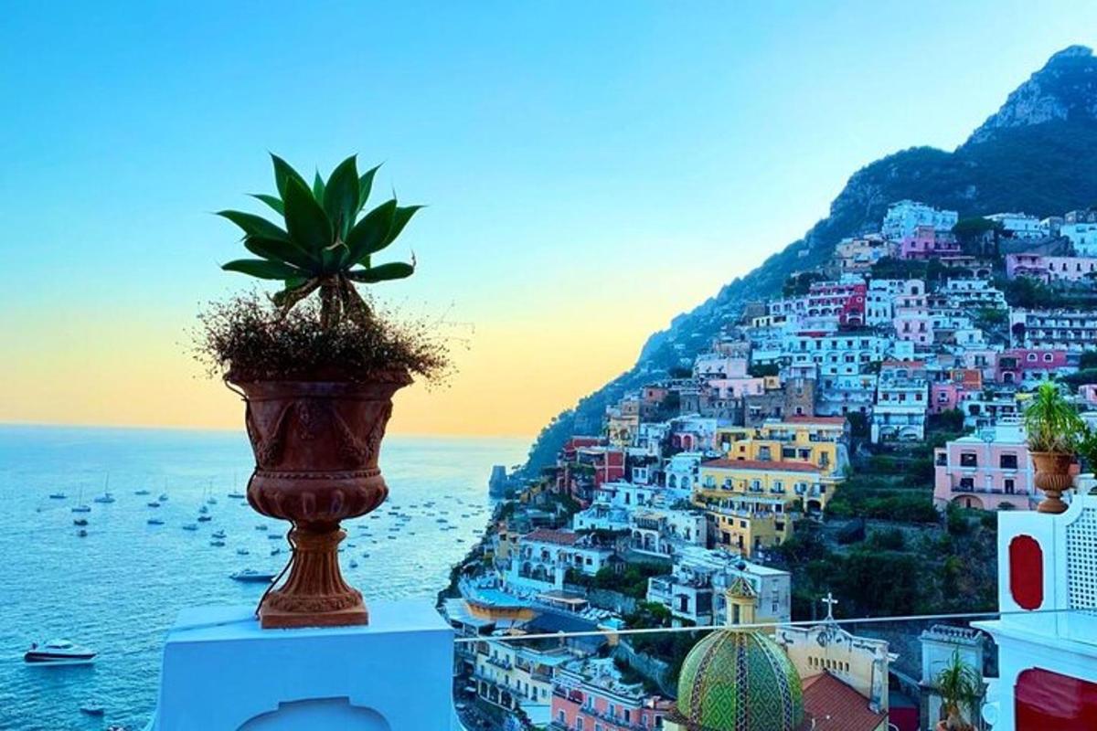 Una vista de un pueblo de Positano con una planta en maceta.