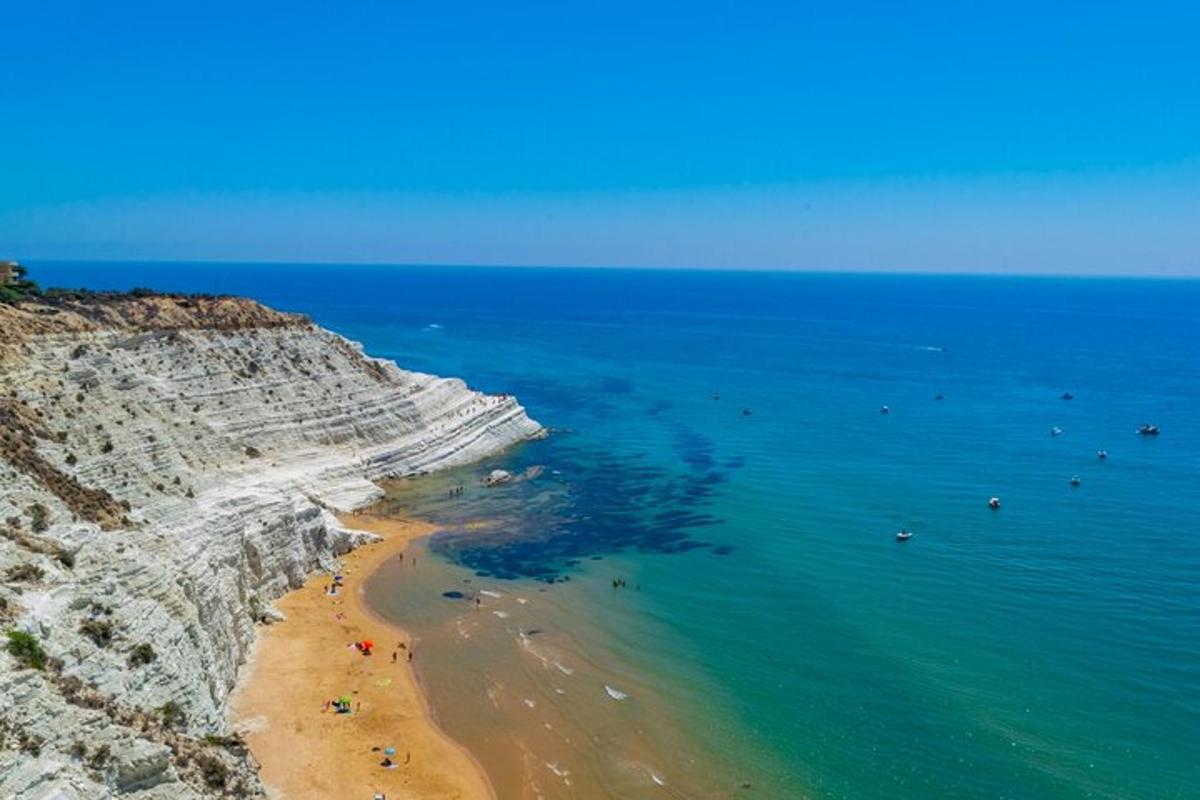 una vista aerea di una spiaggia vicino all'oceano