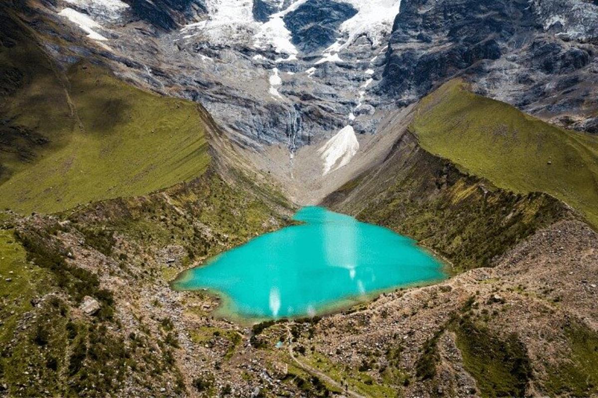 una vista aérea de un lago en una montaña