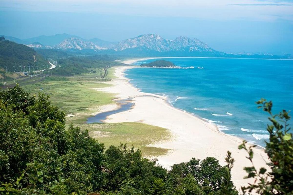 pogled na plažo z gorami v ozadju