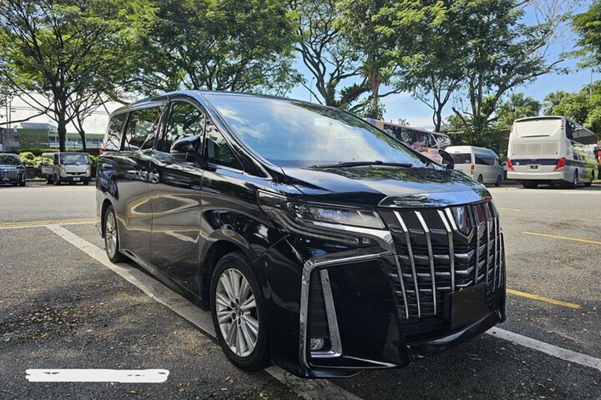 um carro preto estacionado em um estacionamento