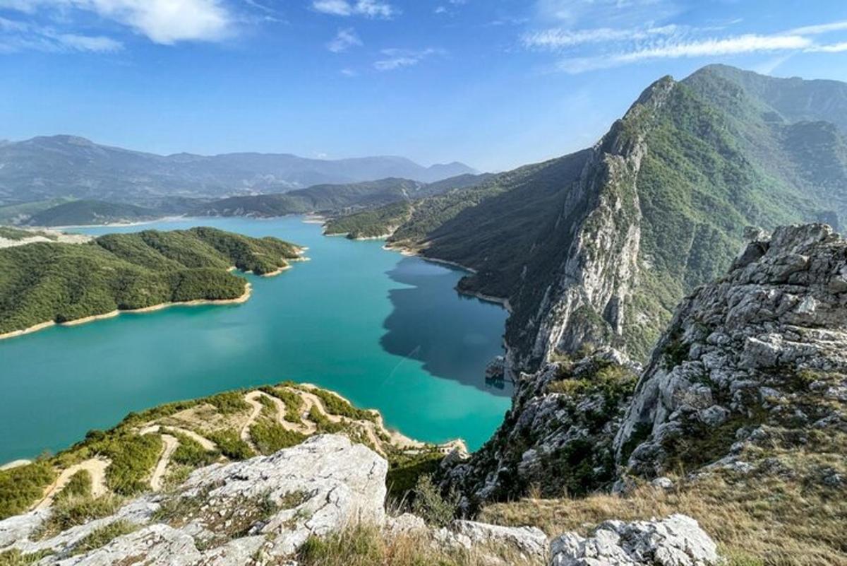 pohled na jezero na úbočí hory