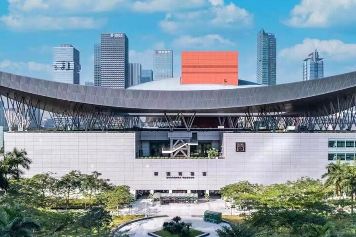 un edificio con il tetto rosso e una città sullo sfondo
