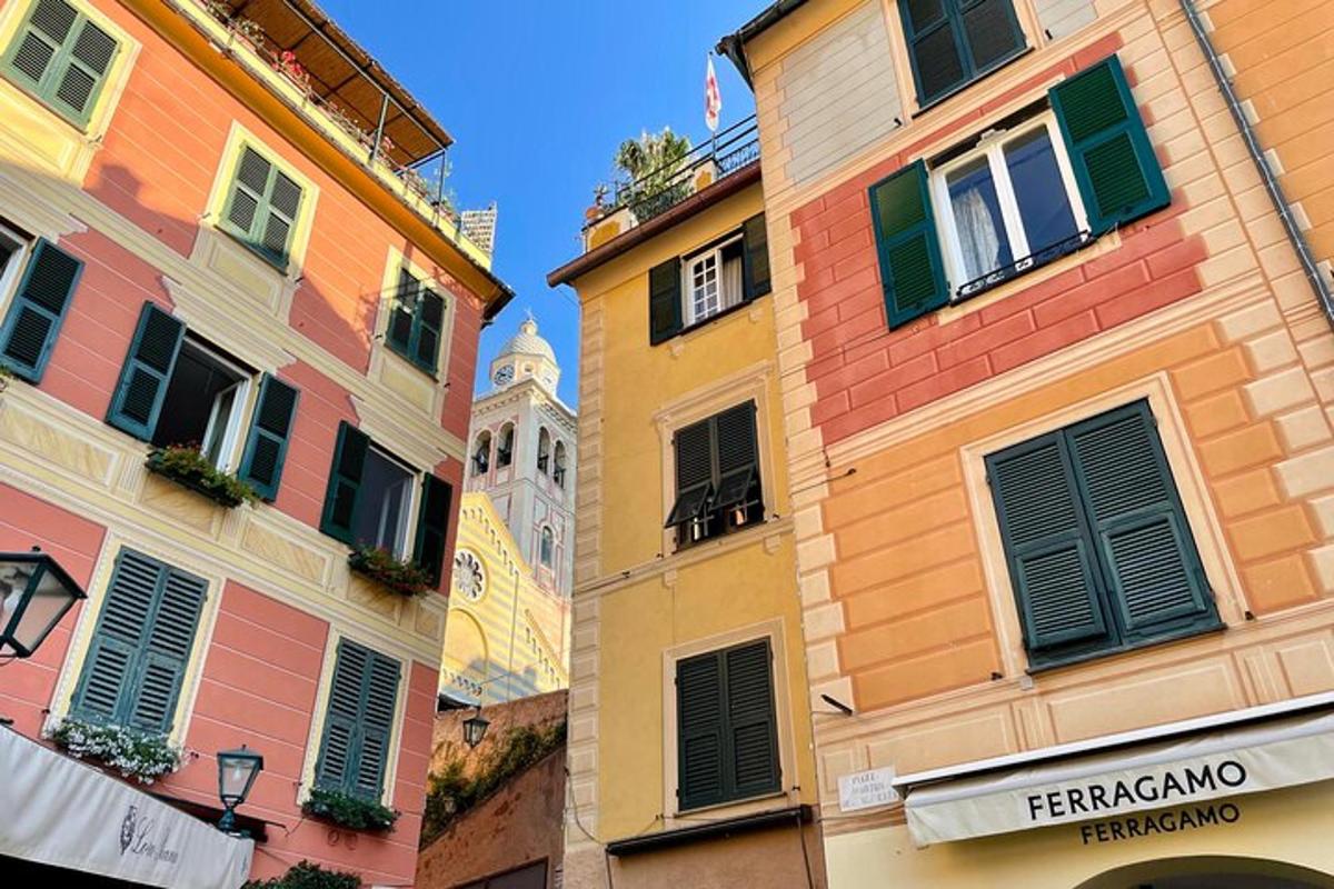 un gruppo di edifici con una torre dell'orologio sullo sfondo