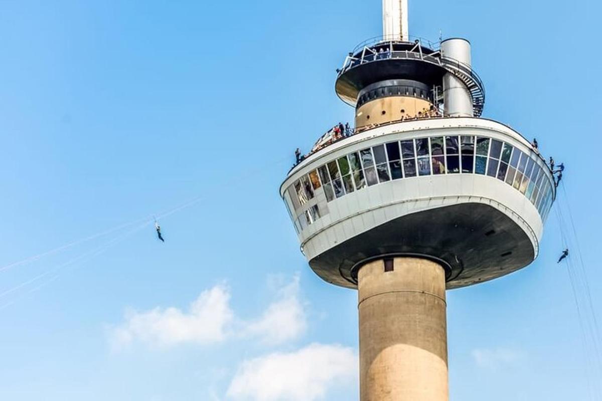 menara kawalan dengan orang berdiri di atasnya