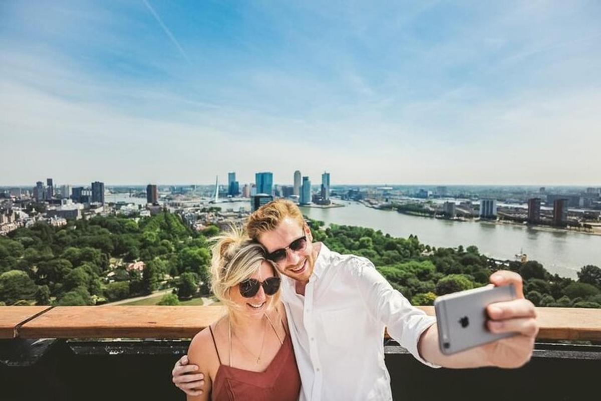 Un hombre y una mujer tomándose una foto con un teléfono celular.