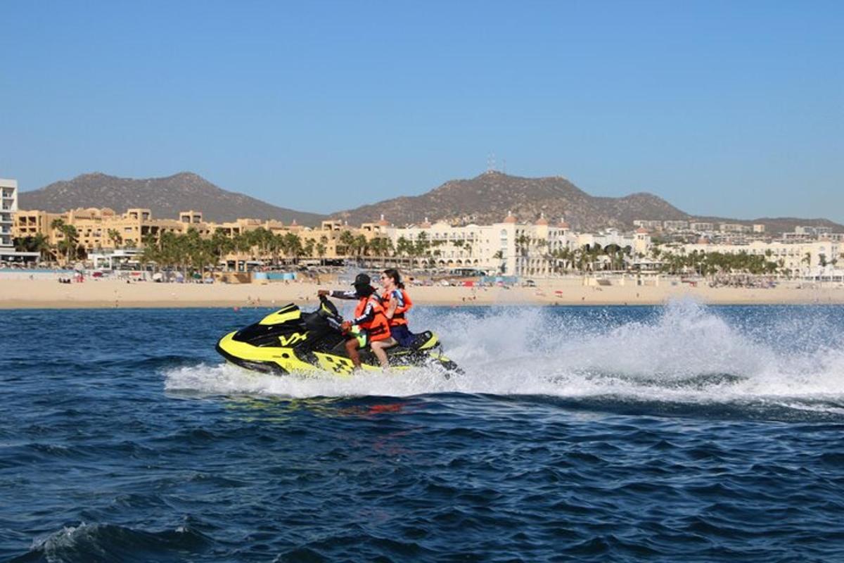 două persoane care călăresc un jet ski în apă