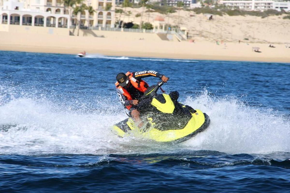 dua orang menaiki jet ski di dalam air