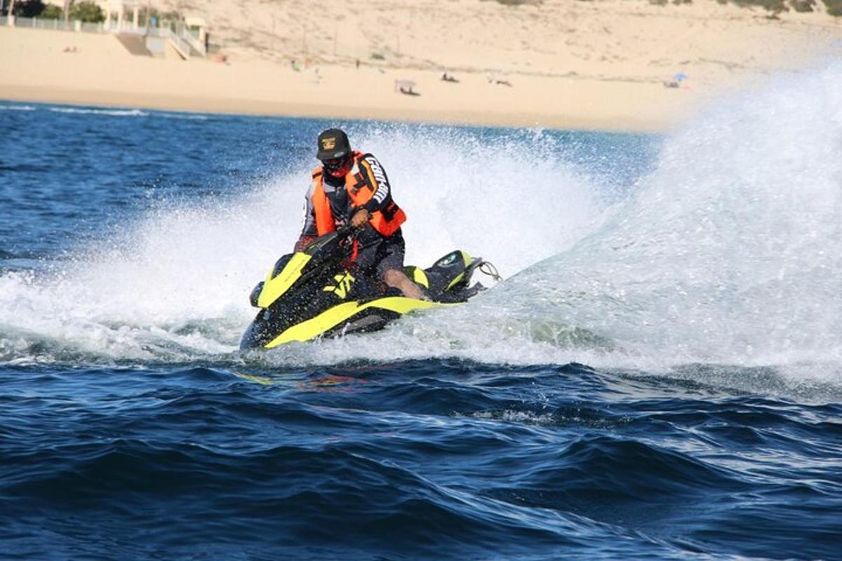 seorang lelaki menaiki jet ski di dalam air