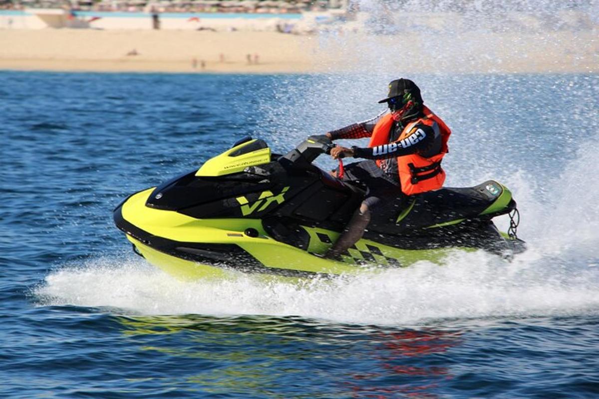 seorang lelaki menaiki jet ski di dalam air