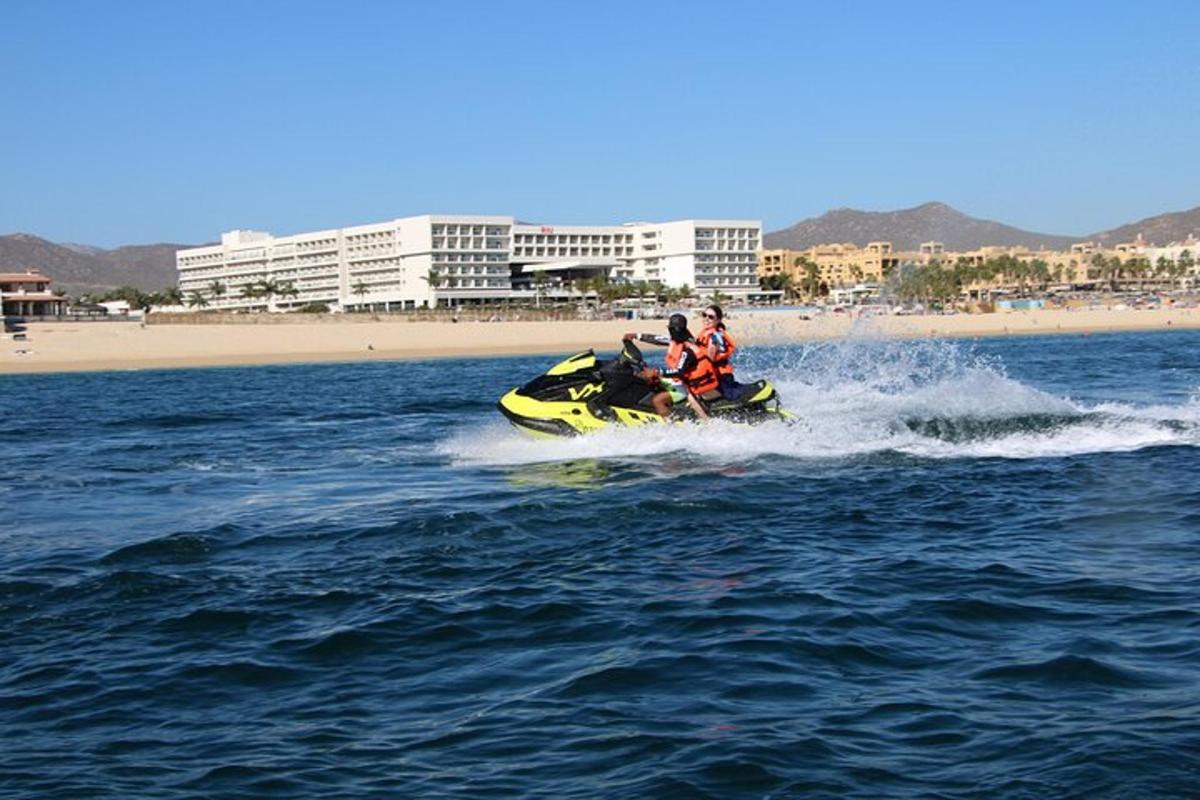 sekumpulan orang yang menaiki jet ski di dalam air