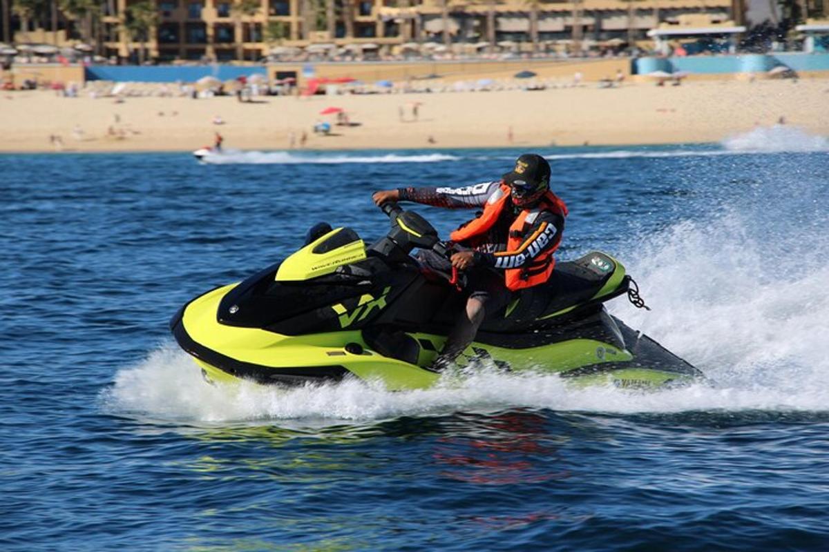 seorang lelaki menaiki jet ski di dalam air