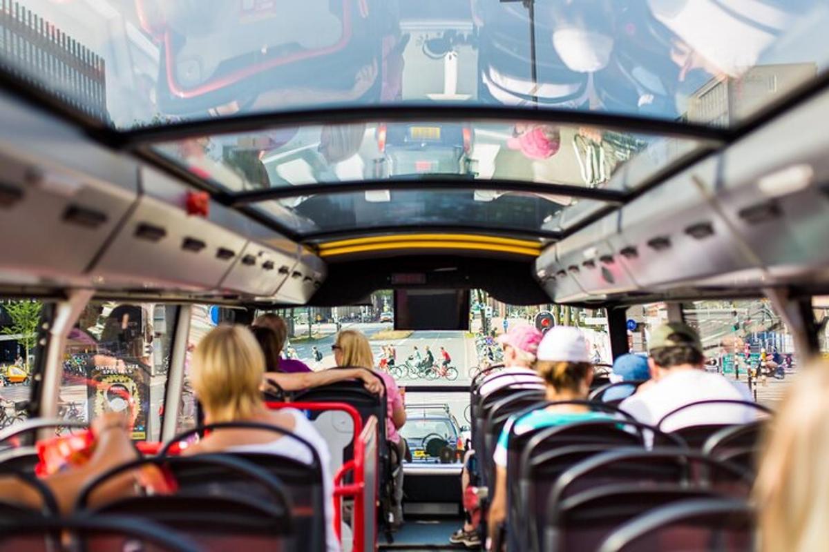 grupp inimesi, kes sõidavad bussis