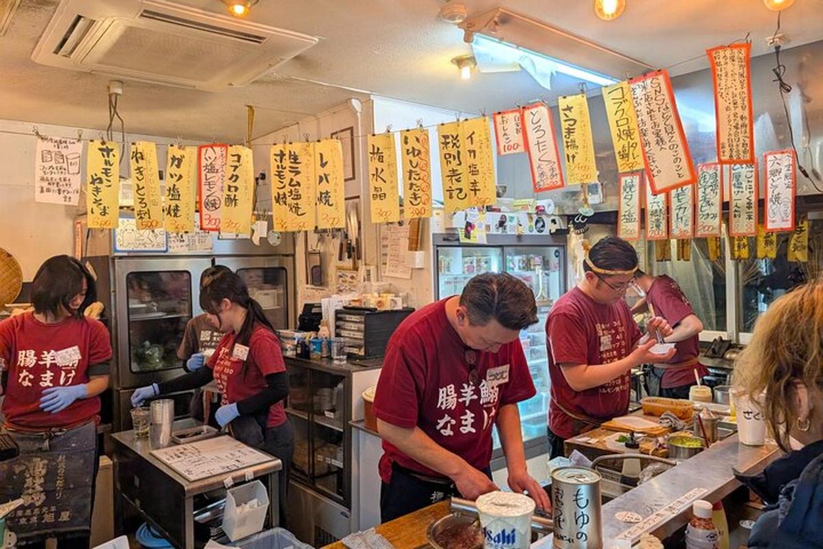un groupe de personnes dans un restaurant préparant de la nourriture
