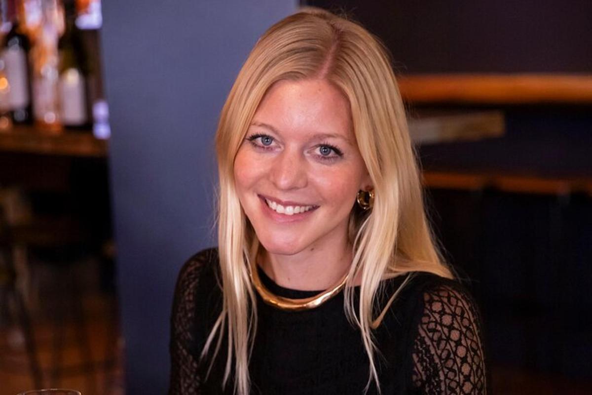 žena s blond vlasy se usmívá do kamery