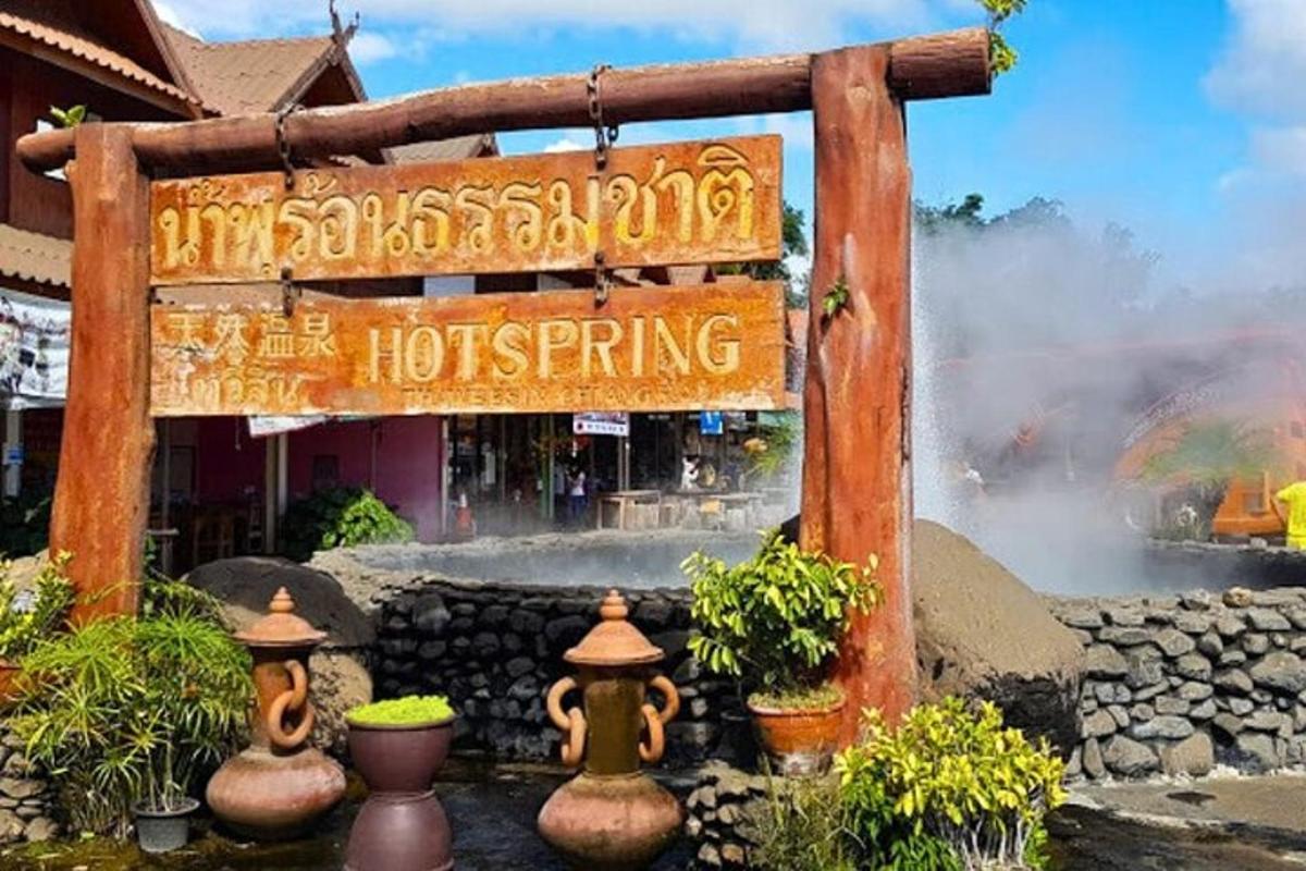 papan tanda di hadapan hotel dengan bangunan