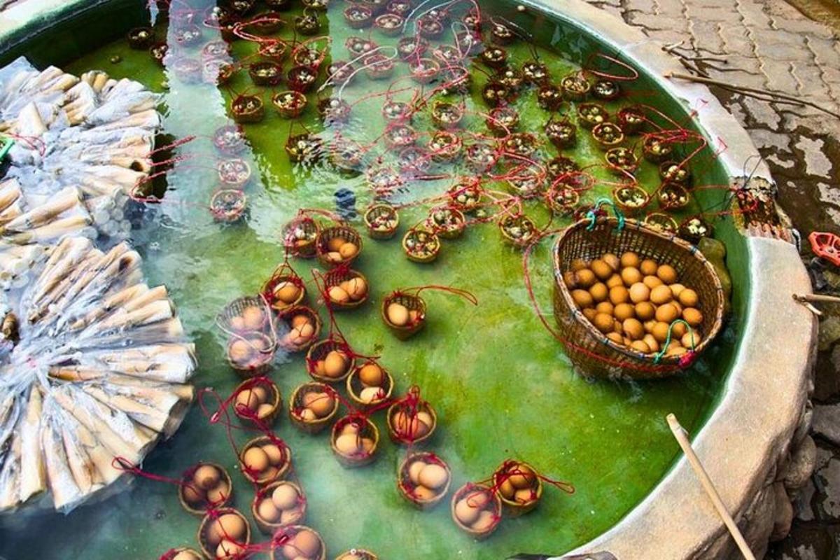 meja dengan pelbagai jenis buah-buahan di atasnya