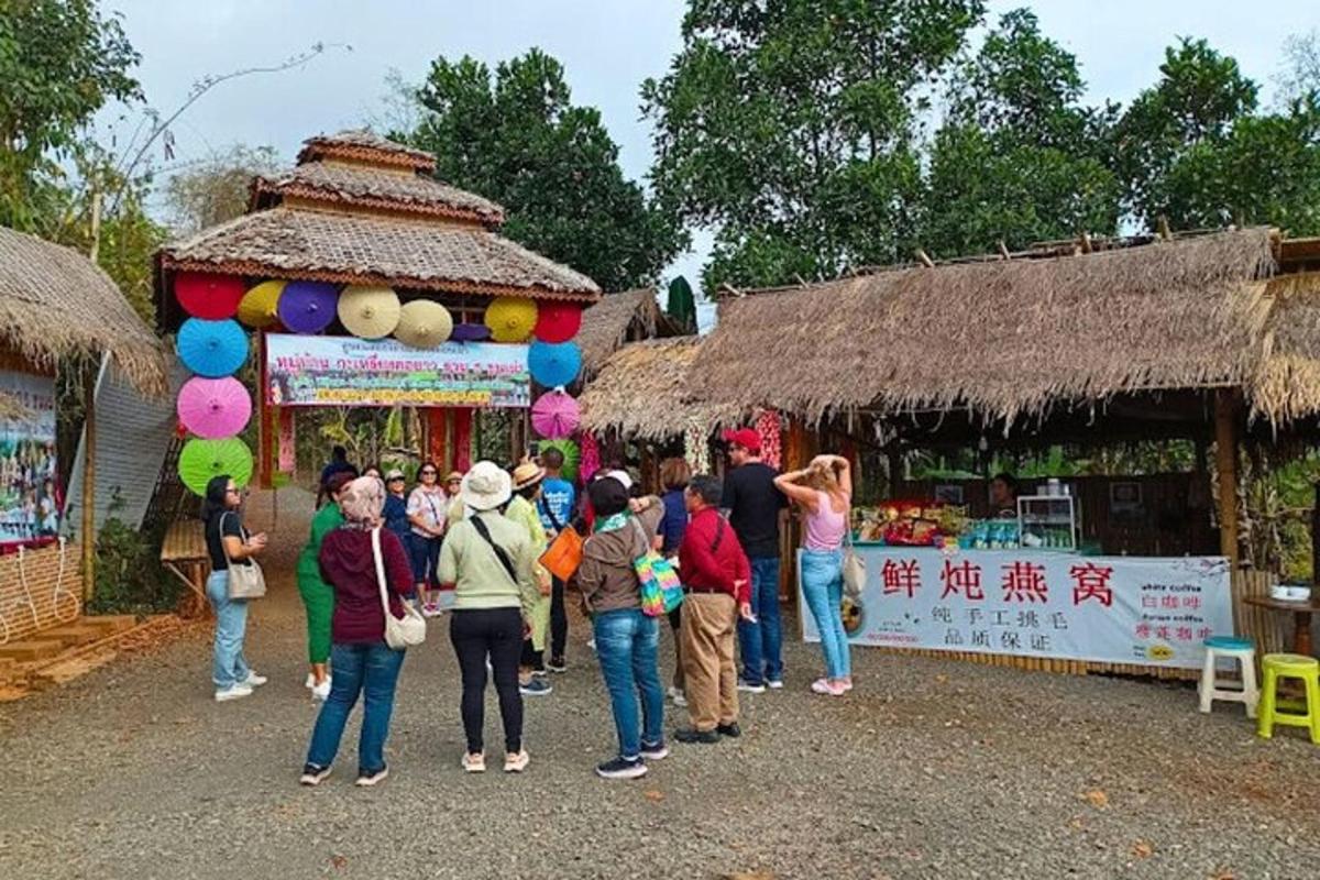 sekumpulan orang berdiri di hadapan pasar