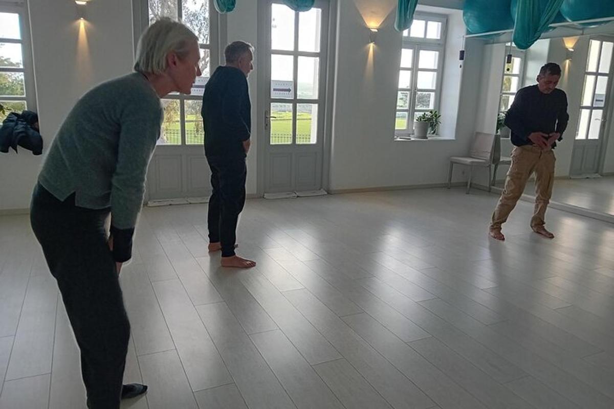 hópur fólks sem stendur á dansgólfinu