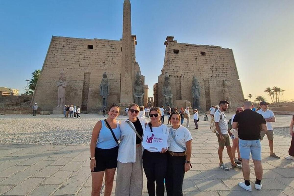 un gruppo di persone in piedi davanti a un edificio