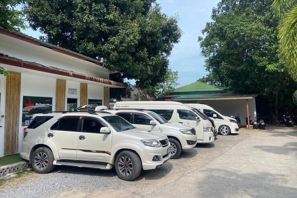 deretan kereta berwarna putih diletakkan di sebelah sebuah bangunan