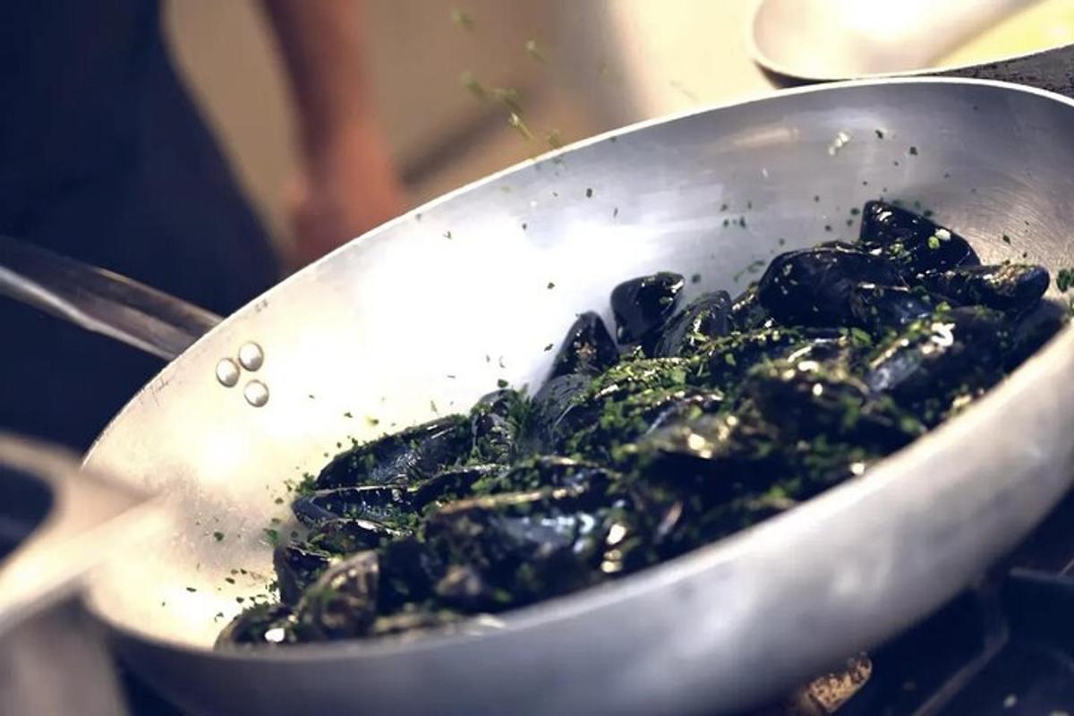 una sartén de metal llena de comida verde