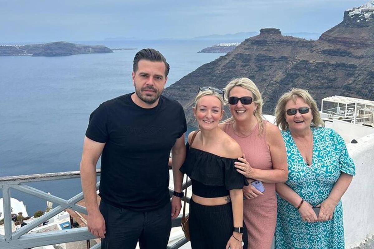 un grup de persones posant per a una foto al vessant d'una muntanya
