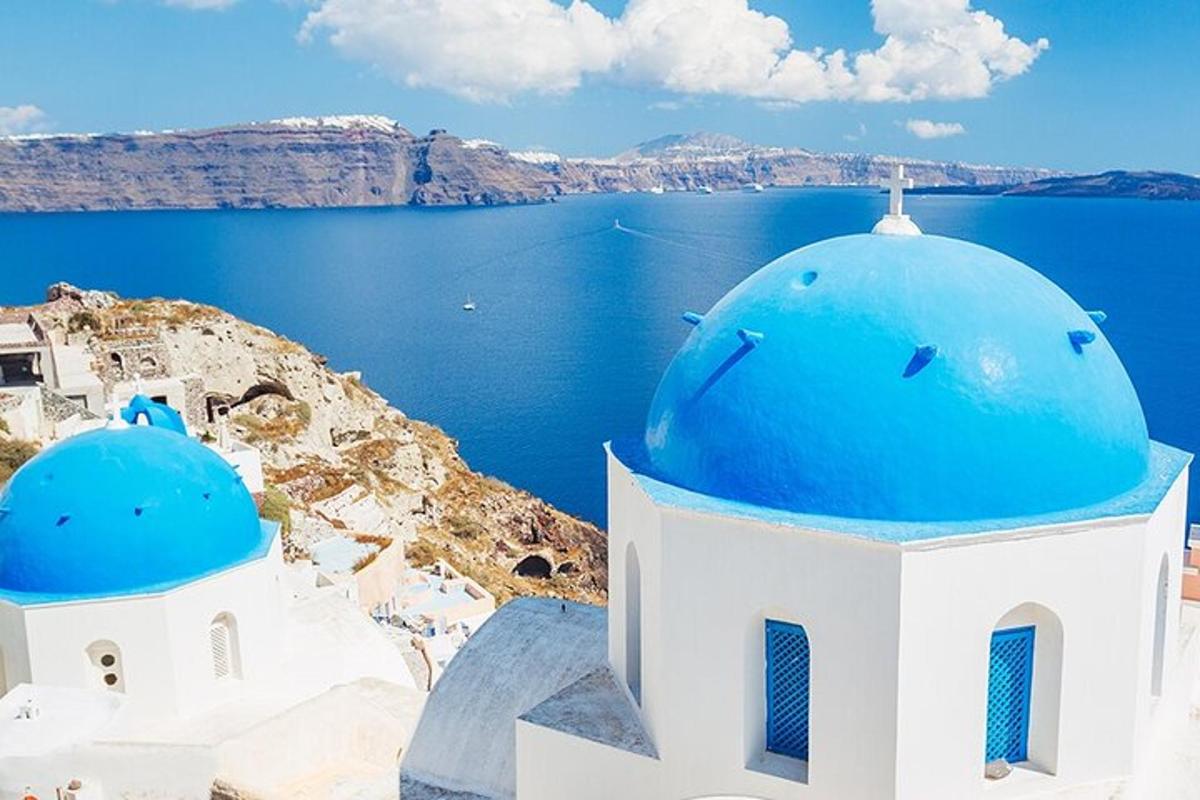 cerkev z modrimi kupolami na otoku Santorini