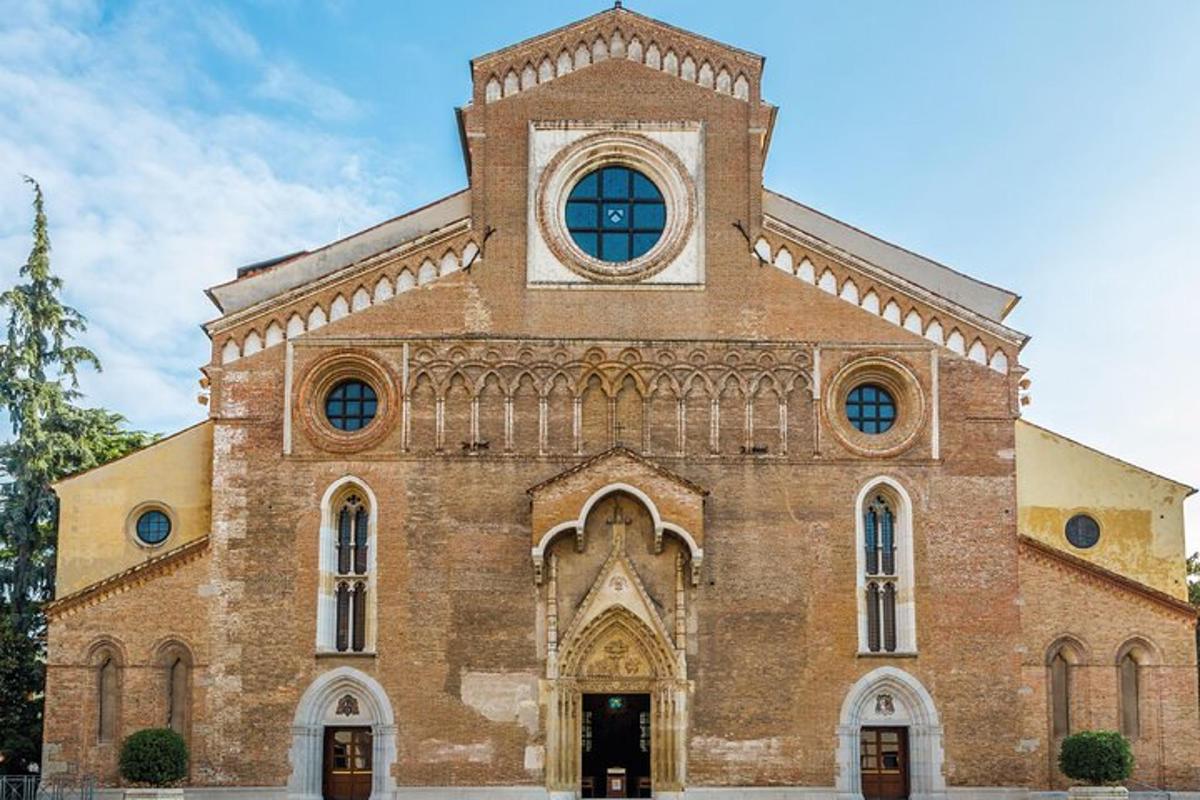 一座带有钟楼的大型砖砌建筑