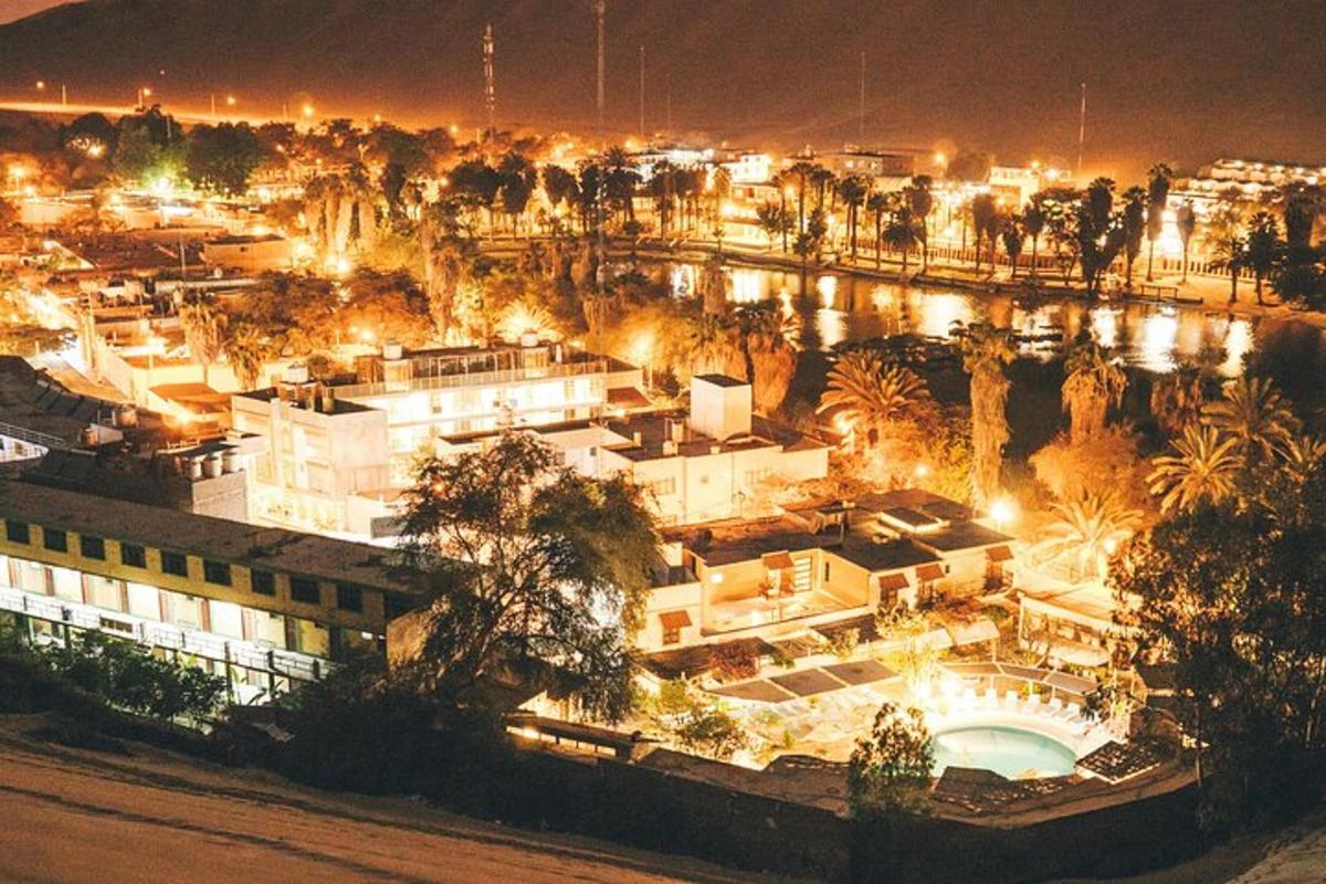 поглед на град ноћу са светлима
