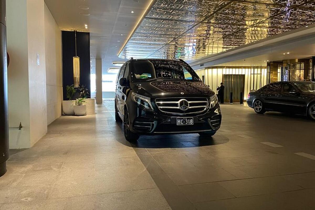 un tot terreny negre aparcat en un edifici