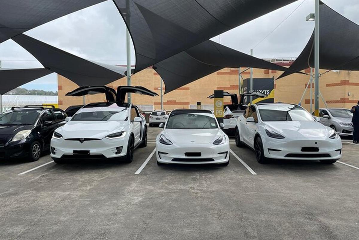 tres cotxes blancs aparcats en un aparcament
