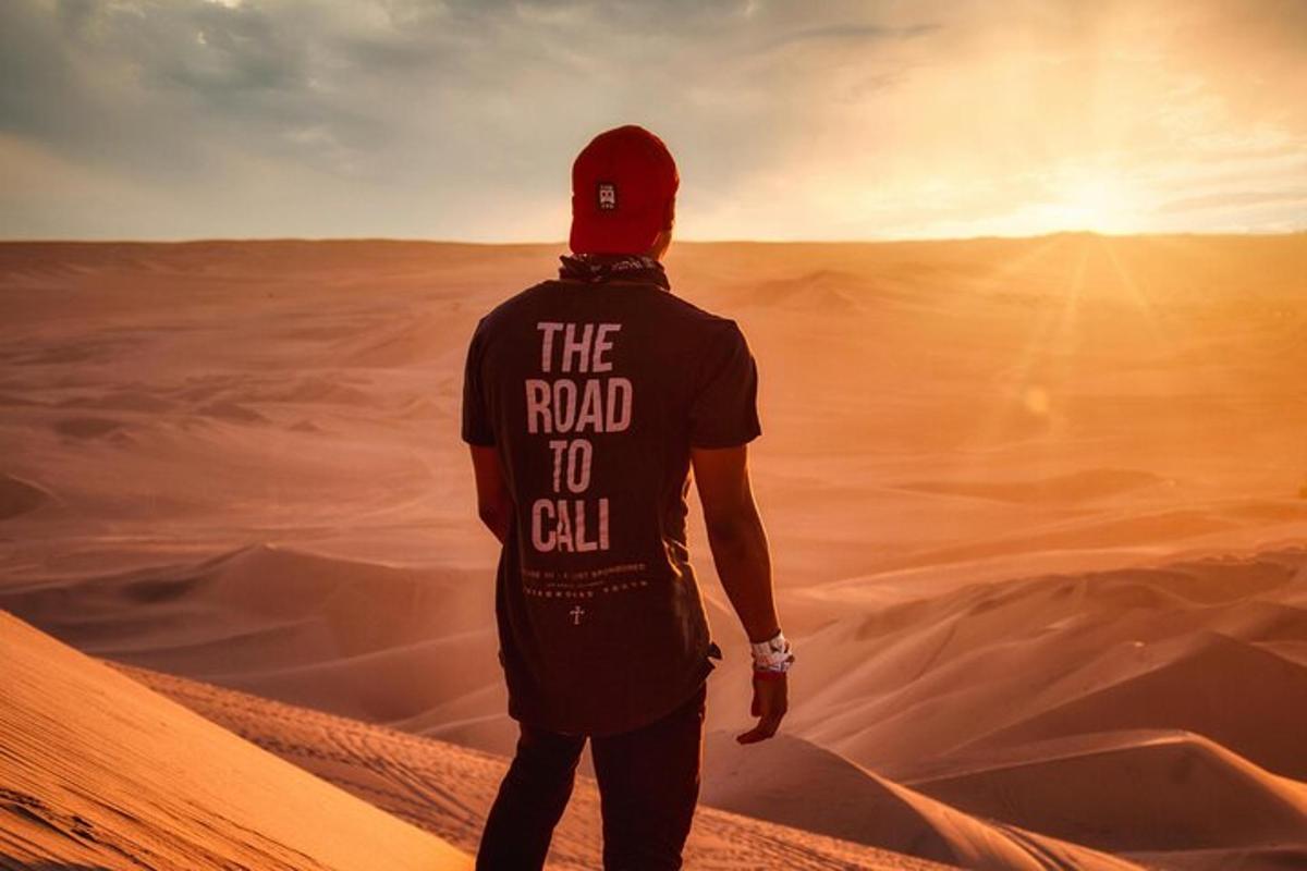 Un hombre parado en el desierto con el camino para llamar