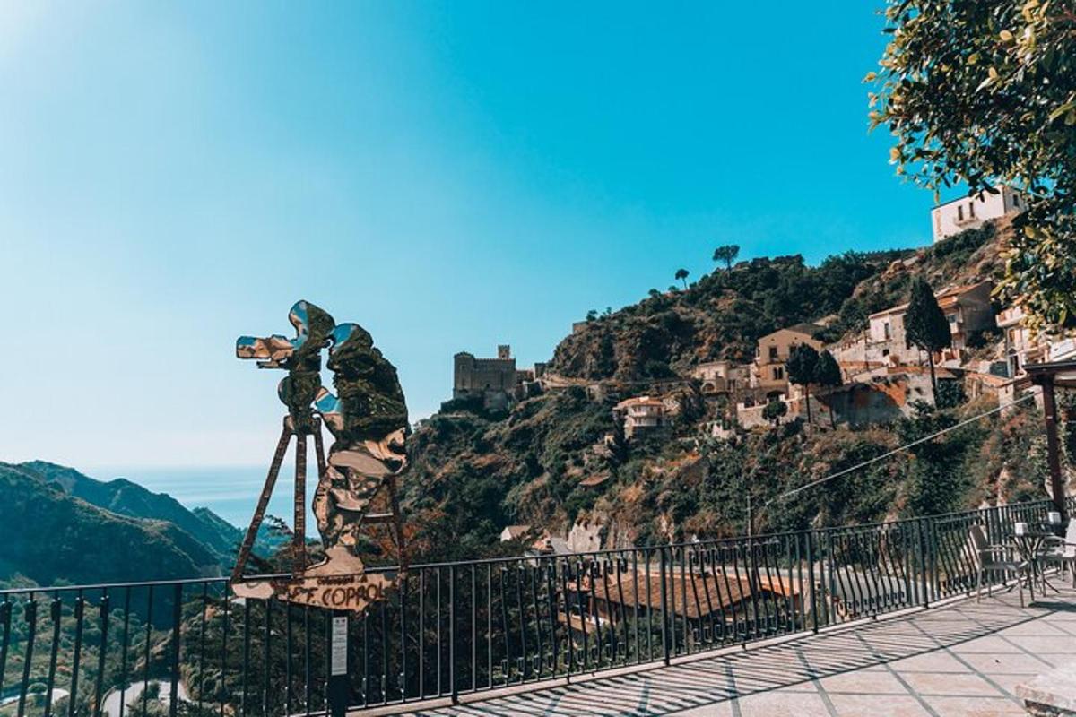 una persona tomando una fotografía de una montaña con una cámara