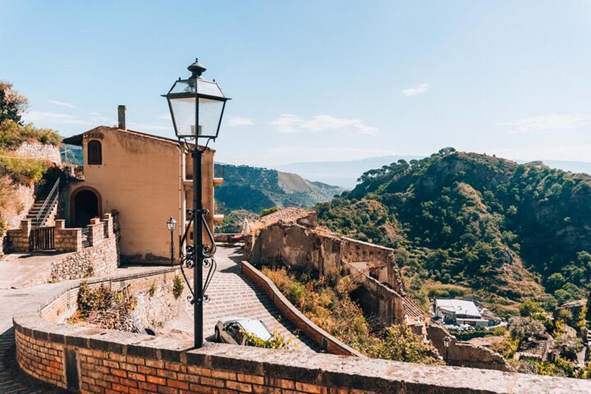 una farola en la ladera de una montaña